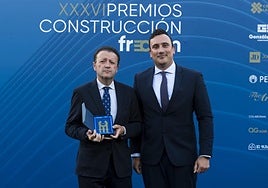 Francisco Martínez, vicepresidente de CHM, recogiendo el premio.