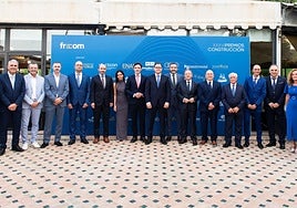 Foto de familia de los premiados a la finalización de la gala.