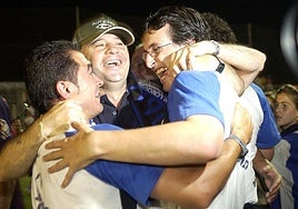 Emery abraza a sus ayudantes tras el ascenso a Segunda en 2005.