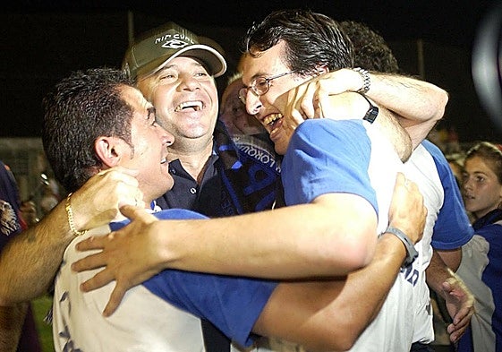 Emery abraza a sus ayudantes tras el ascenso a Segunda en 2005.