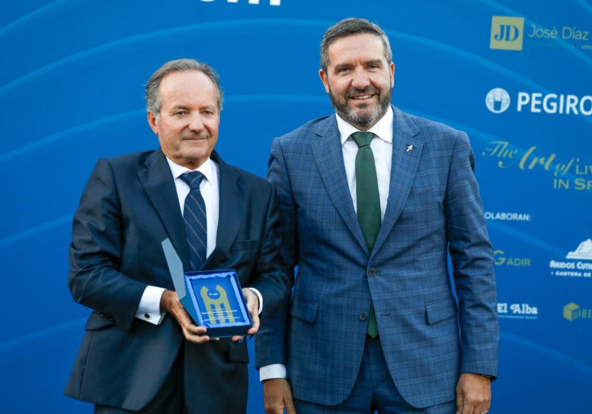Antonio Ballester recogiendo el premio.