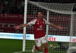Juan Carlos Real, jugador del Real Murcia, celebra un gol ante el Castilla.