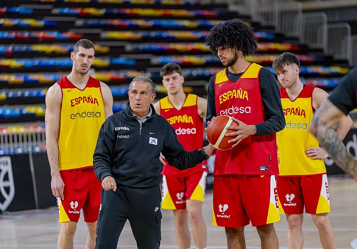 Scariolo instruye a Almansa en un entrenamiento de la selección.