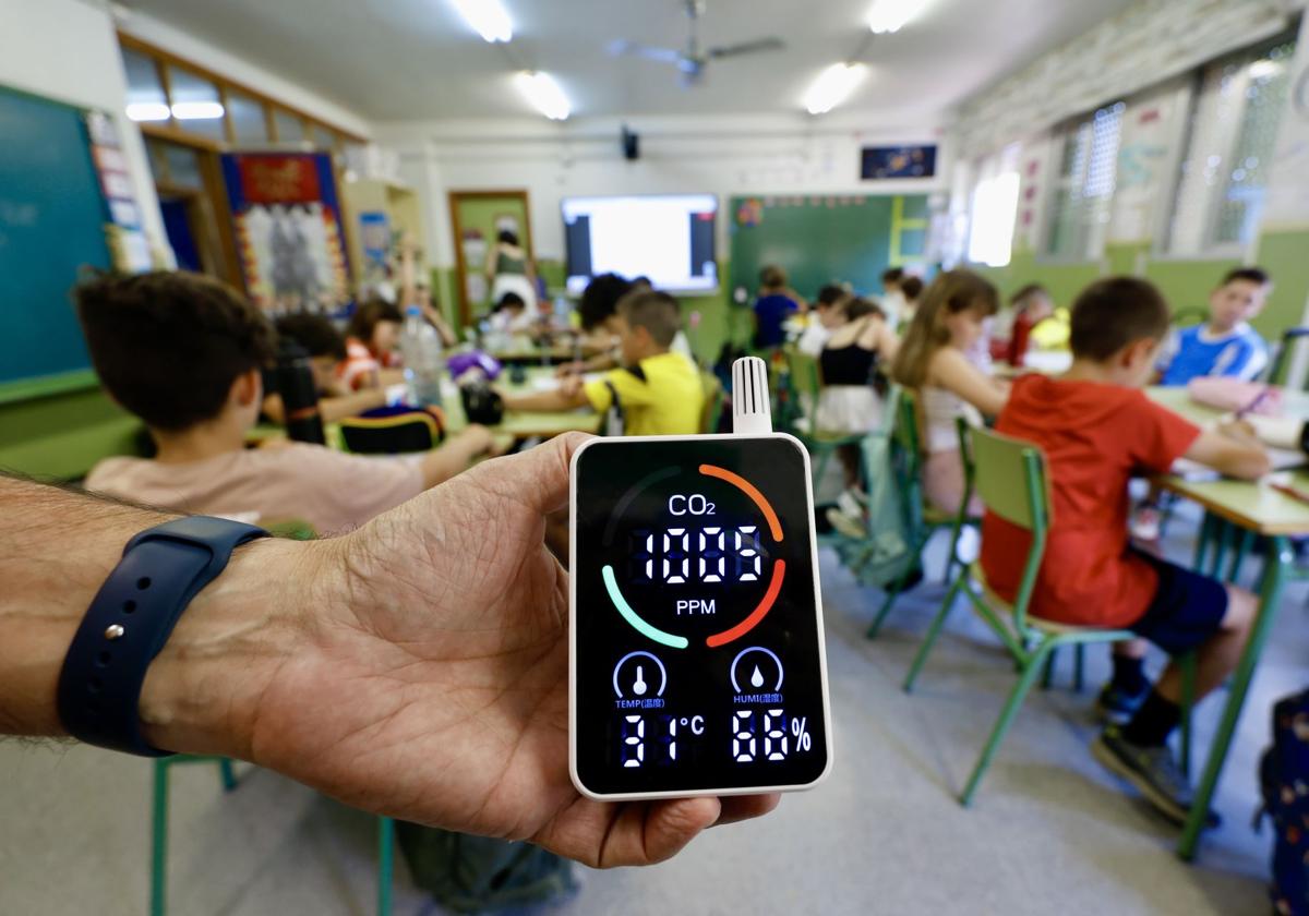 Un termómetro marca más de 30 grados en el CEIP Luis Costa de Murcia, ayer, a las 11.