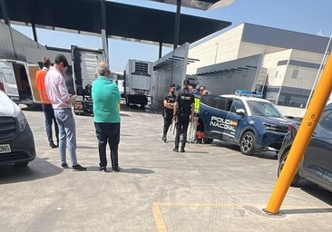 Agentes de la Policía Nacional, ayer, en las instalaciones de El Mosca.
