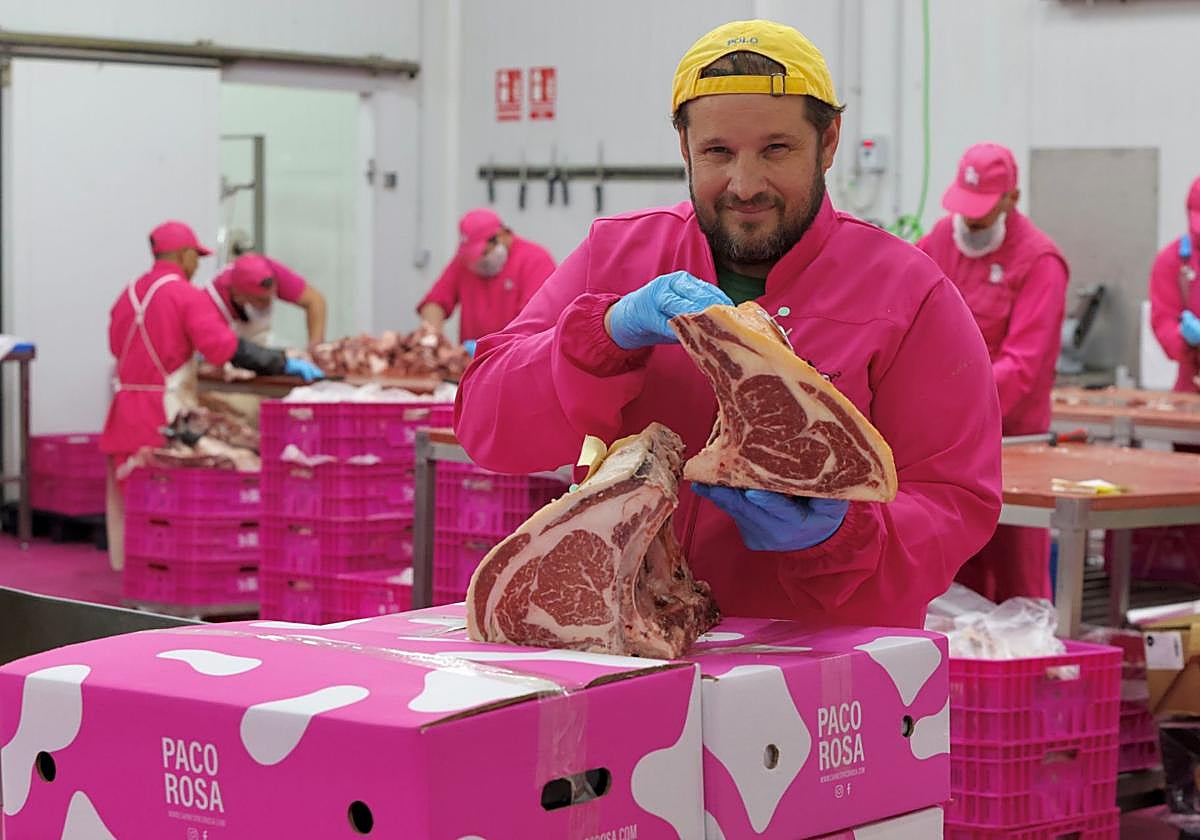 Paco Rosa muestra un par de chuletones en la nave de su empresa, en el Polígono Base 2000 de Lorquí, esta semana.