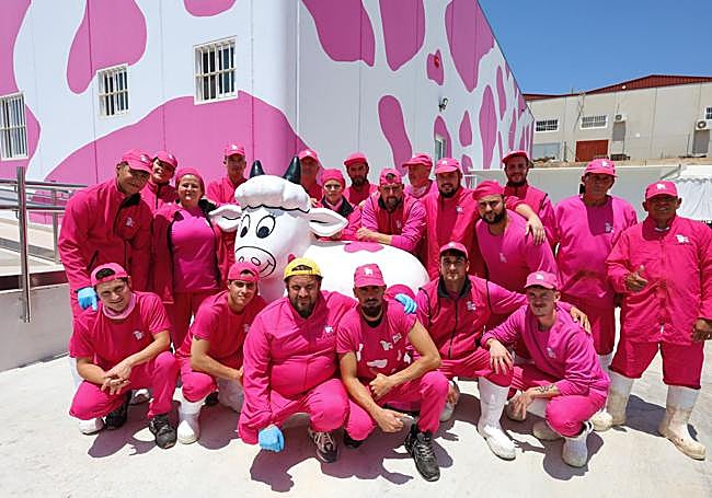 Paco Rosa, con los trabajadores y la mascota de la empresa.