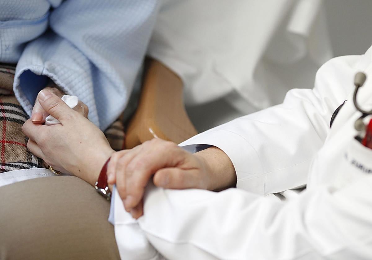 Un médico atiende a un paciente en una imagen de archivo.