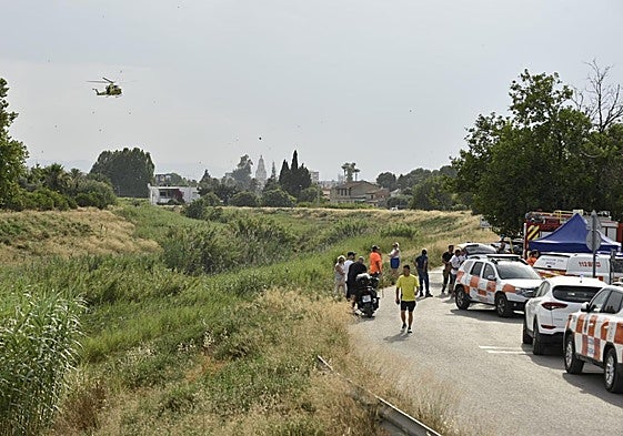 Trabajos de búsqueda de un hombre, este miércoles, en el cauce del río Segura a su paso por Murcia.