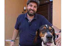 López Miras junto a su perro 'Pepe' en un vídeo en el que anuncia la aprobación de los presupuestos, que incluirán deducciones a los gastos veterinarios.