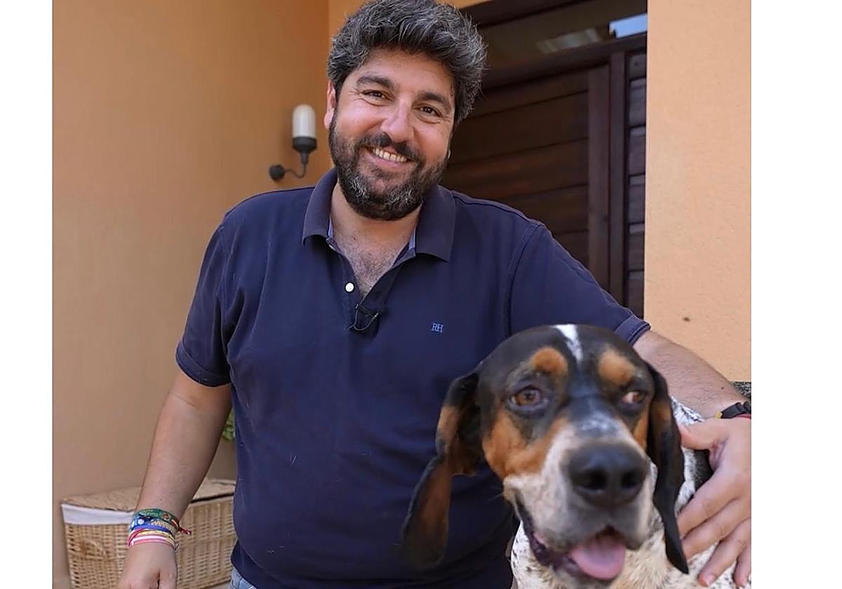López Miras junto a su perro 'Pepe' en un vídeo en el que anuncia la aprobación de los presupuestos, que incluirán deducciones a los gastos veterinarios.