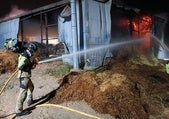 Trabajan para extinguir un incendio en un almacén de Campos del Río