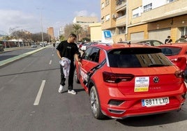 Un joven entra al coche de la Autoescuela Aldeguer para examinarse, en una imagen de archivo.