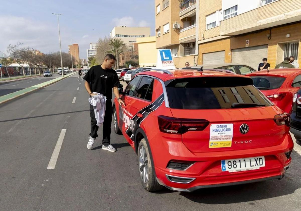Un joven entra al coche de la Autoescuela Aldeguer para examinarse, en una imagen de archivo.
