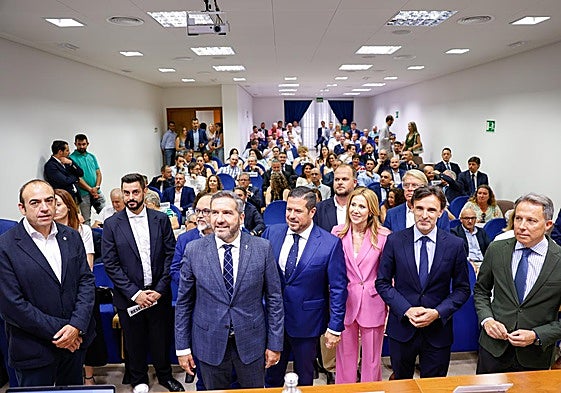Juan Jódar (c) en la asamblea general de Ceclor en la que fue reelegido presidente de la patronal, junto con el alcalde, consejeros y los presidentes de Croem y la Cámara de Comercio e Industria de Lorca y Puerto Lumbreras.