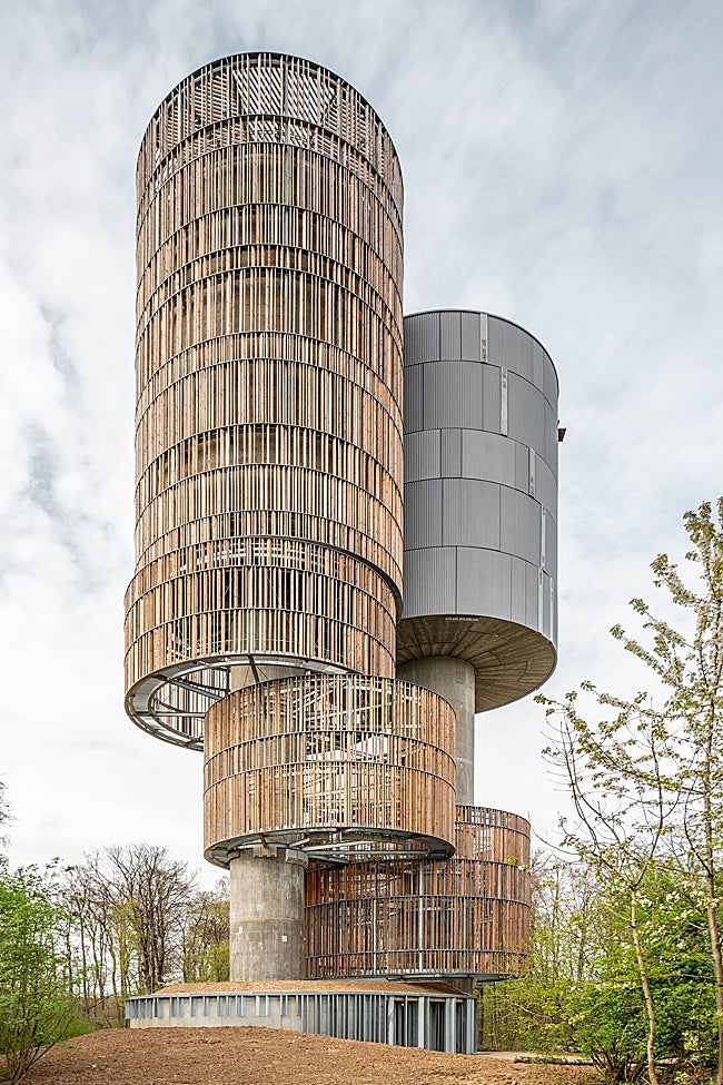 Refugio de aves y mamíferos y depósito de agua por Amann-Canovas-Maruri.