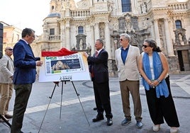 El alcalde de Murcia, José Ballesta, y el director general adjunto de la ONCE, Patricio Cárceles, destapan el décimo con la imagen de la Catedral en la plaza del Cardenal Belluga.