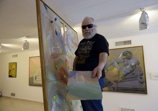 Pedro Borja, en 2015, en su casa, con algunos de sus cuadros.