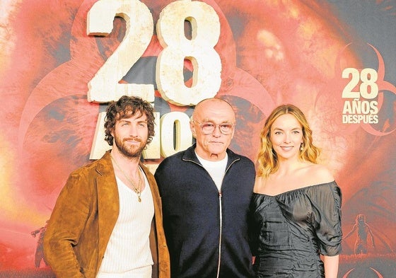 Danny Boyle posa en el 'photocall' junto a Jodie Comer y Aaron Taylor-Johnson.