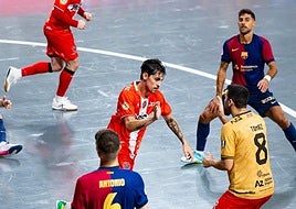 Motta y Tomaz celebran tímidamente uno de los goles del Jimbee anotados en el duelo del martes.