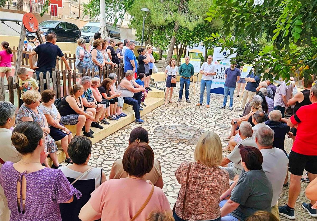 Vecinos asistentes a la presentación del proyecto, ayer.