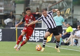 Alfredo Ortuño, presionado por Iker Benito, jugador del Mirandés, en el último partido de la temporada del FC Cartagena.