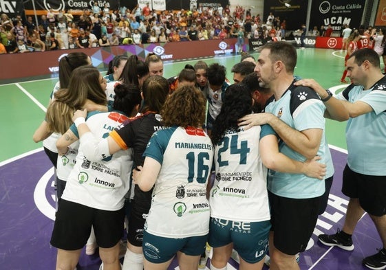Las jugadoras del STV hacen piña tras el úlimo partido en casa.