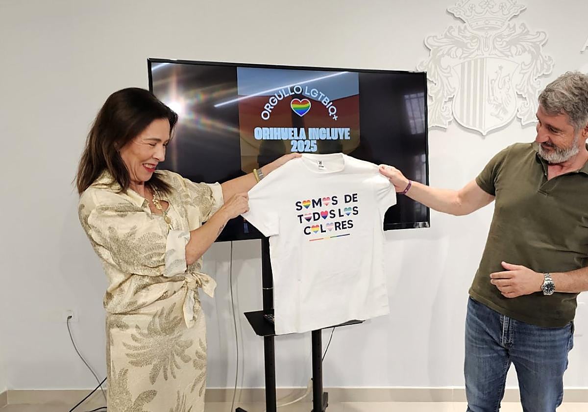 La edil de Igualdad y el alcalde, ayer, en la presentación de los actos del Orgullo.