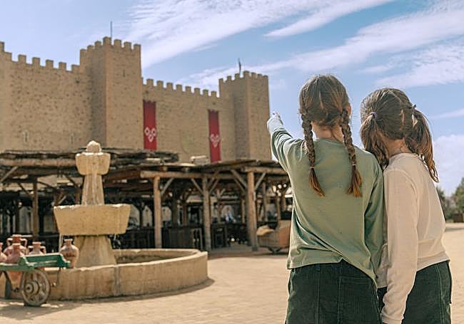 Fortaleza. Dos niñas señalan la entrada del parque, una fortaleza por la que se da acceso a un viaje en el tiempo.