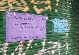 Algunos carteles en la fachada del bar de Jiang.