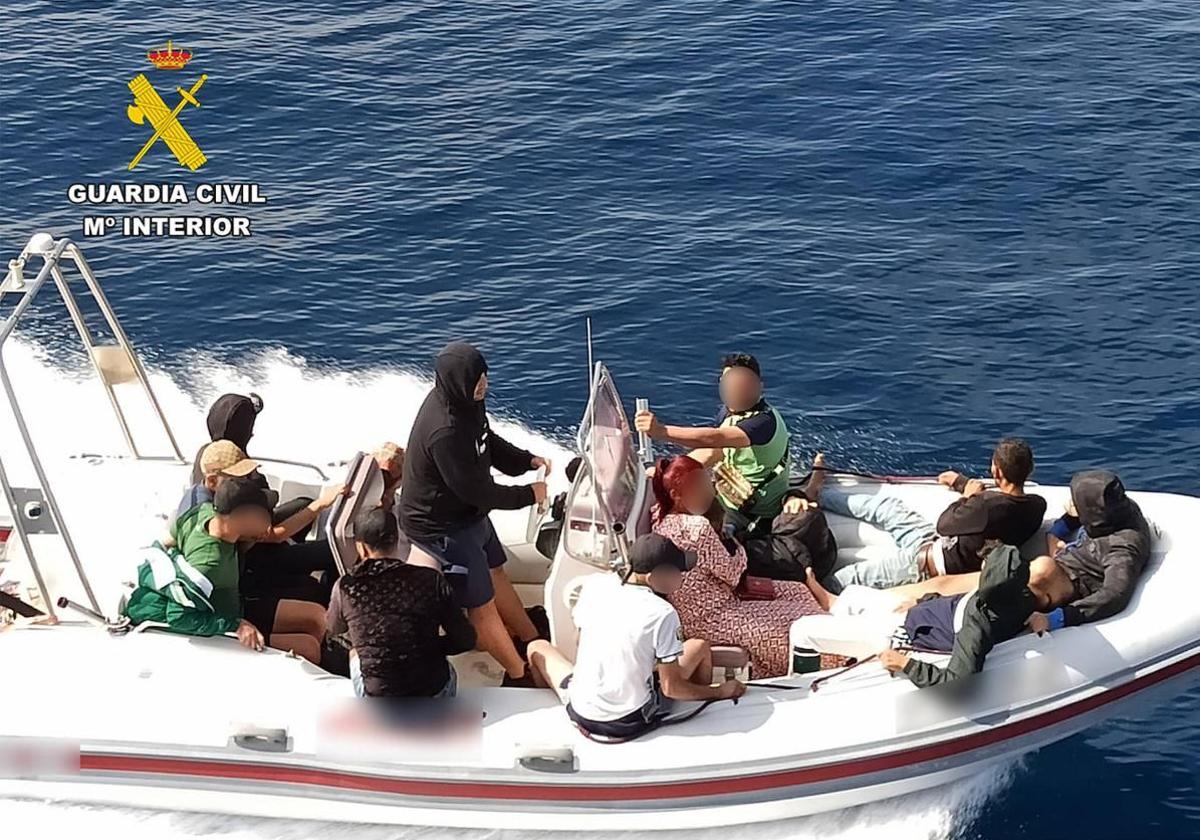 La llegada de una patera a las costas de Cartagena en 2024.
