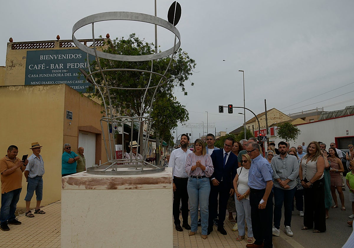 La alcaldesa, junto al resto de concejales de la corporación y vecinos, tras descubrir la escultura.