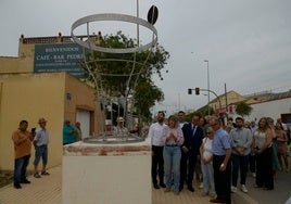 La alcaldesa, junto al resto de concejales de la corporación y vecinos, tras descubrir la escultura.