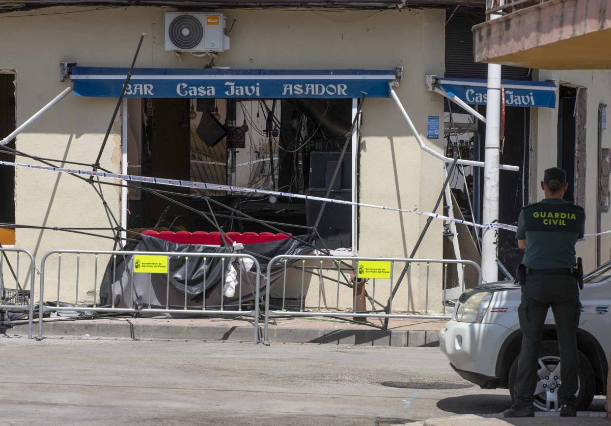 Un agente de la Guardia Civil, este viernes, frente al bar.
