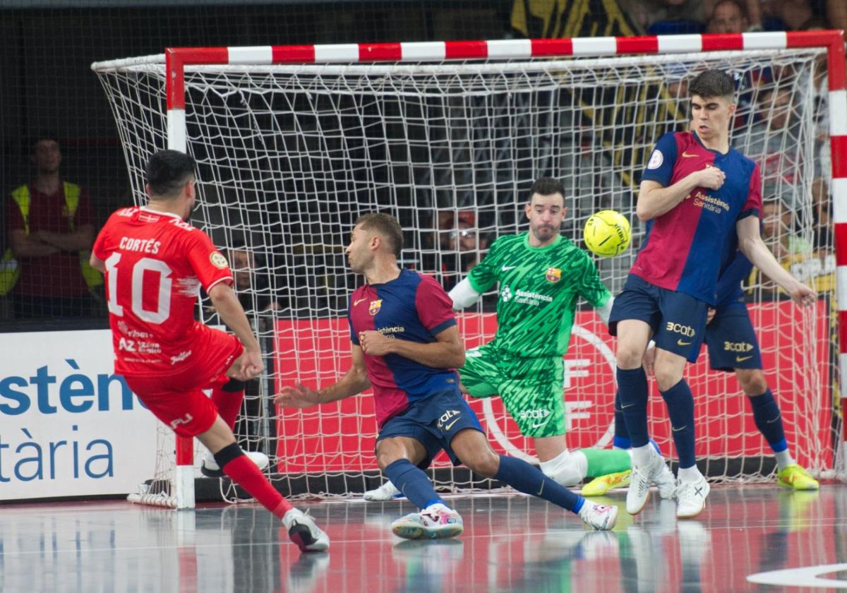 El almeriense Francisco Cortés coloca el balón en la escuadra, anoche, en el último minuto, para sellar la remontada y la victoria del Jimbee Cartagena en el Palau Blaugrana.