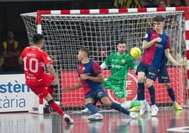 El almeriense Francisco Cortés coloca el balón en la escuadra, anoche, en el último minuto, para sellar la remontada y la victoria del Jimbee Cartagena en el Palau Blaugrana.