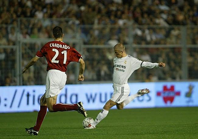 David Beckham, a punto de armar el disparo en un Real Murcia-Real Madrid disputado en el antiguo feudo grana en mayo de 2004.
