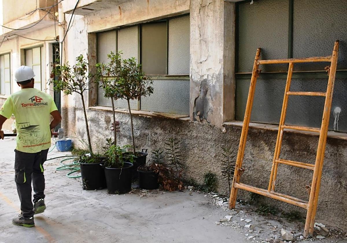 Un operario, durante los trabajos de demolición del antiguo colegio de La Consolación en Caravaca, iniciadas ayer.