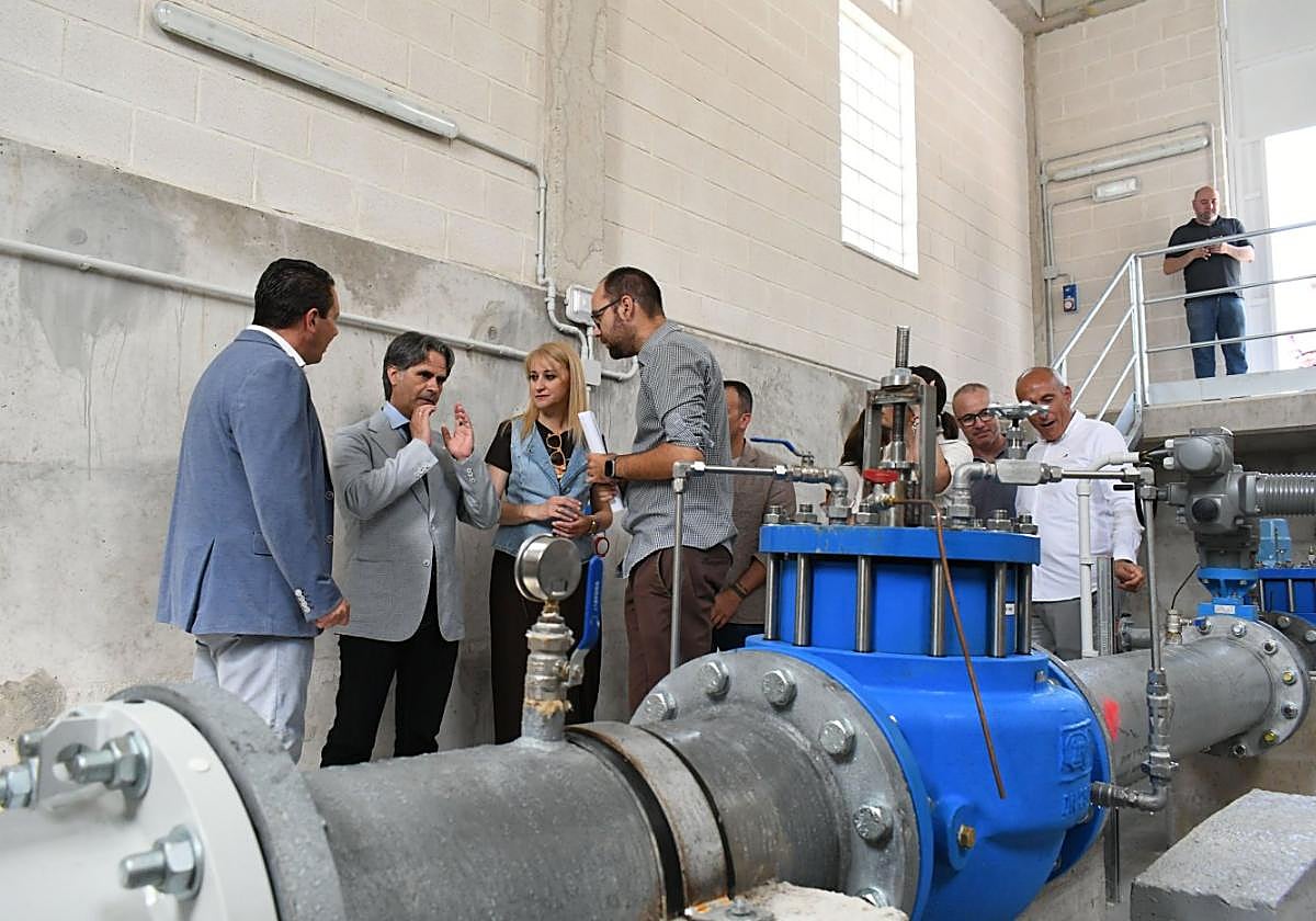 Juan Cascales, con la delegada del Gobierno y el alcalde de Mula, junto a la nueva conducción.