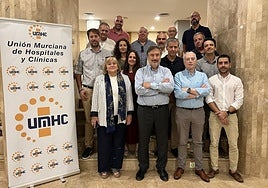 Luis Mesa del Castillo (centro), junto a alguno de los miembros de la Junta Directiva de la UMHC y asociados.