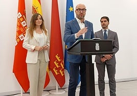 Los concejales Rebeca Pérez, José Francisco Muñoz y Diego Avilés, en rueda de prensa tras la Junta de Gobierno de este viernes.