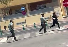 Dos trabajadores persiguen a una sospechosa de robar cinco botellas de whisky en un supermercado de Torre Pacheco.