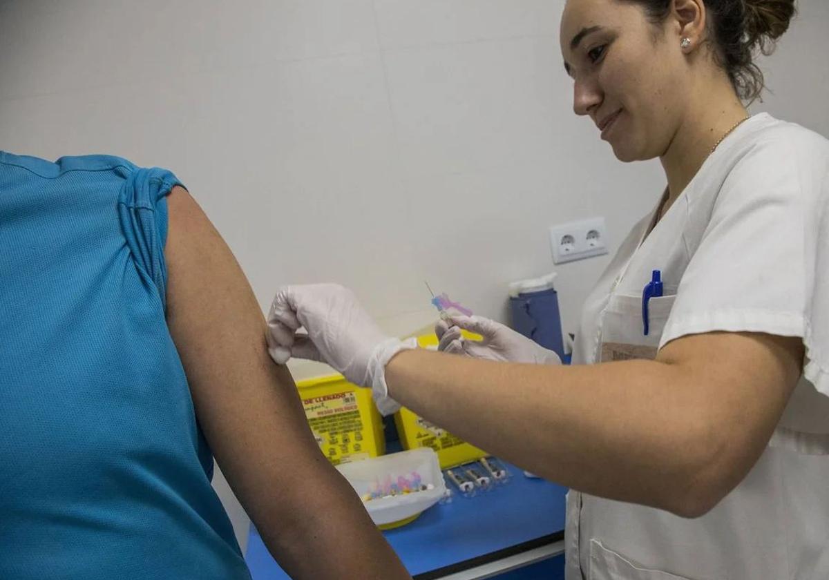 Una enfermera administrando la vacuna de la hepatitis A, en una imagen de archivo.