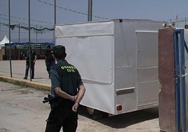 Un guardia civil pasa junto al recinto ferial de El Albujón en una imagen de archivo.