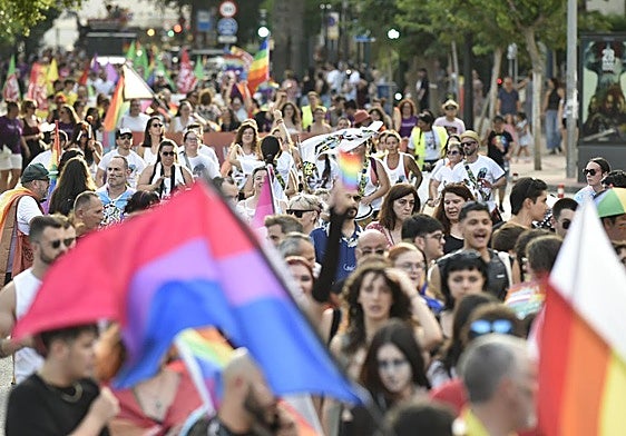 Participantes en el desfile del Orgullo recorren las calles de Murcia este sábado.