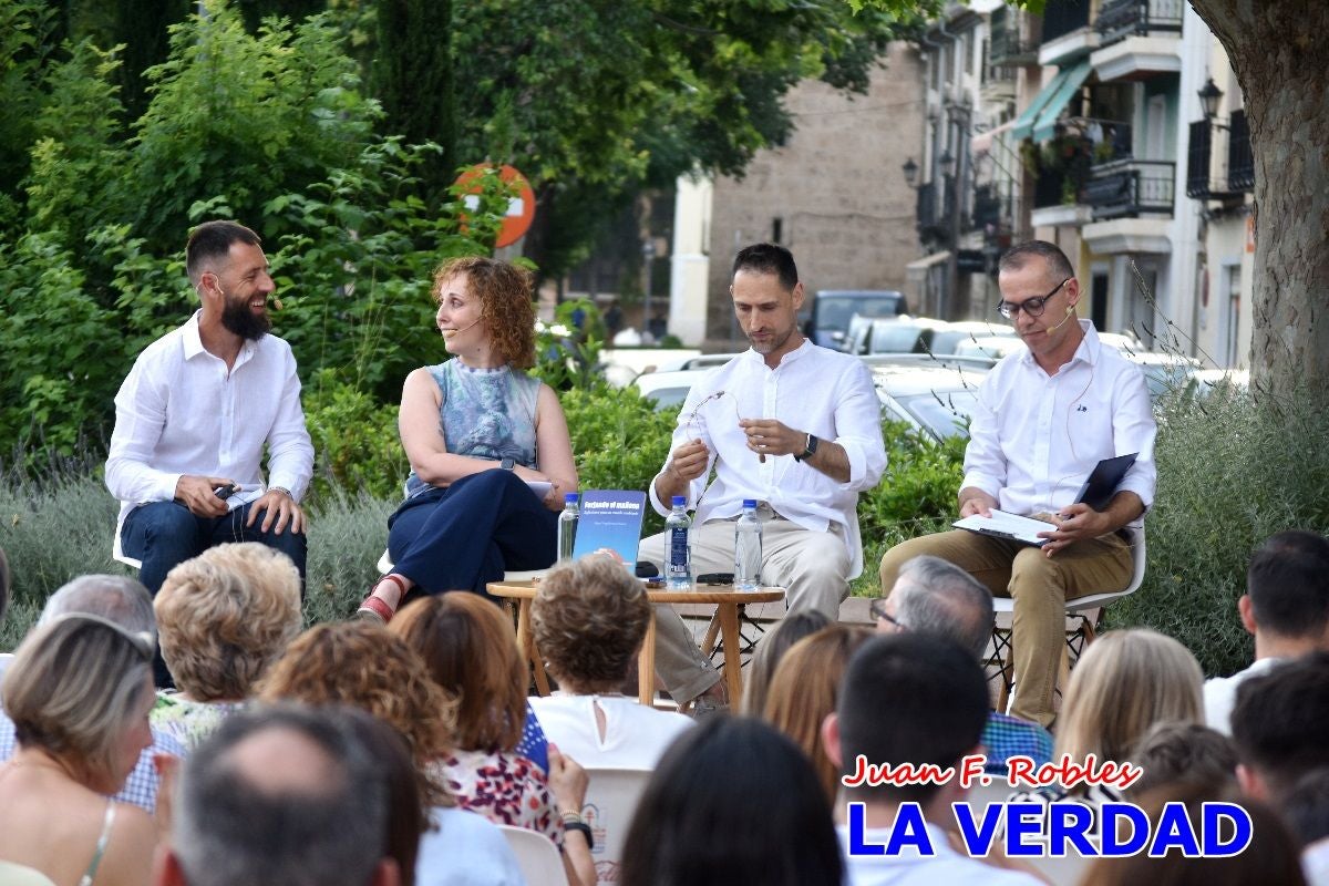 Imágenes de la presentación de «Forjando el mañana» en la Feria del Libro de Caravaca