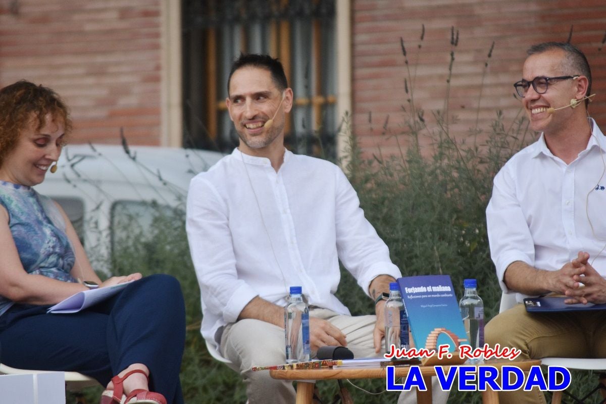 Imágenes de la presentación de «Forjando el mañana» en la Feria del Libro de Caravaca