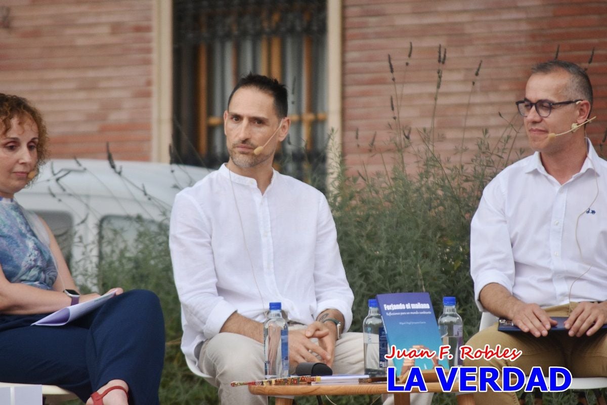 Imágenes de la presentación de «Forjando el mañana» en la Feria del Libro de Caravaca