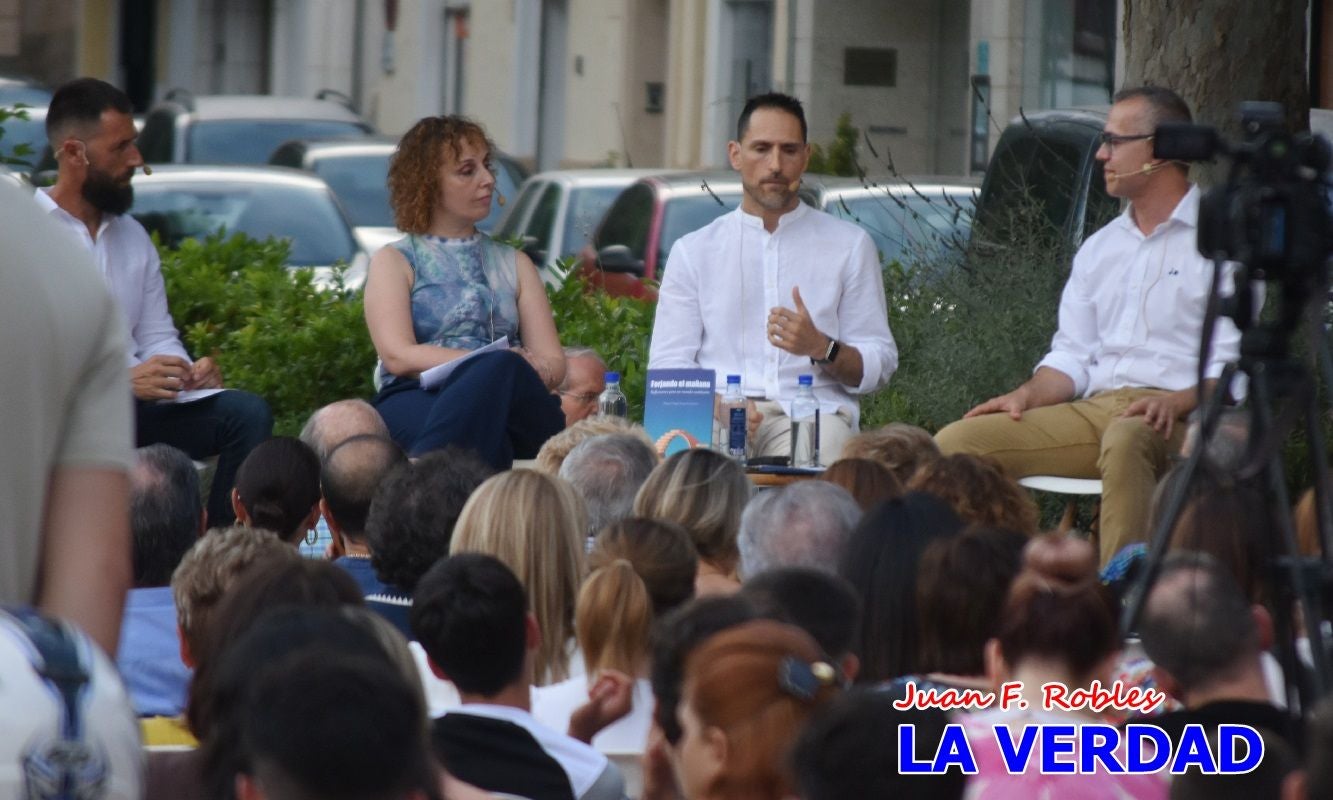 Imágenes de la presentación de «Forjando el mañana» en la Feria del Libro de Caravaca