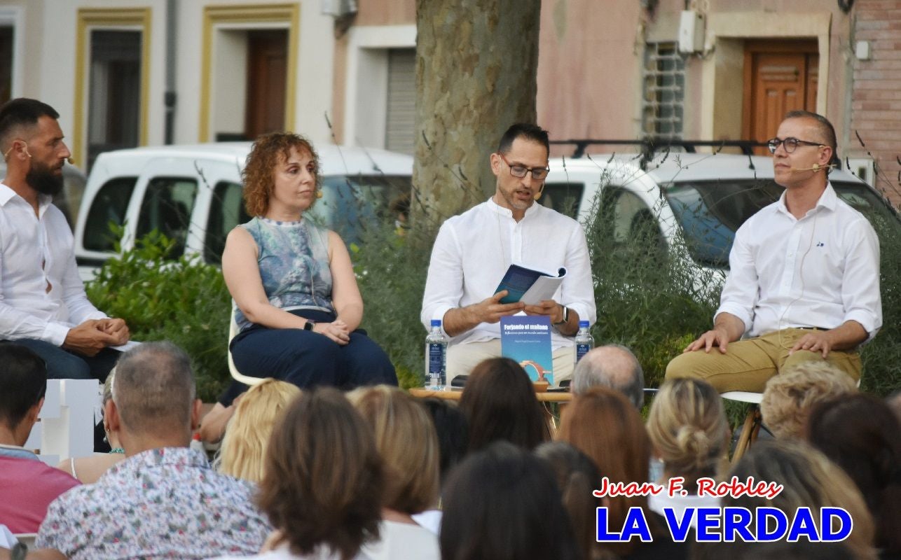 Imágenes de la presentación de «Forjando el mañana» en la Feria del Libro de Caravaca